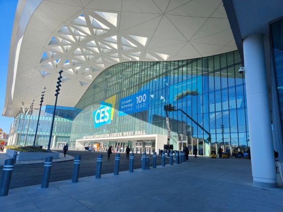 ���ƿƼ�����CES��Ϊȫ��AI ROBOT�ṩ����׼������