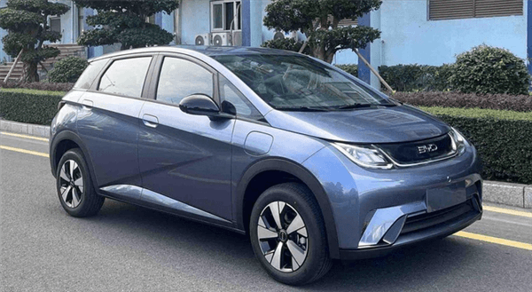 新增隱私玻璃、車(chē)身飾條：新款比亞迪海豚申報(bào)圖曝光：2月上市