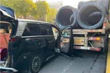 比亚迪腾势D9追尾半挂车：A柱够硬 撞弯货车底板