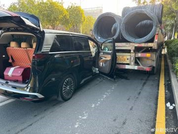 比亞迪騰勢D9追尾半掛車：A柱夠硬 撞彎貨車底板