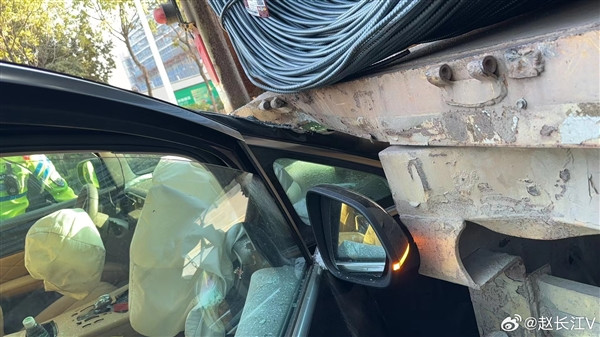 比亞迪騰勢D9追尾半掛車：A柱夠硬 撞彎貨車底板