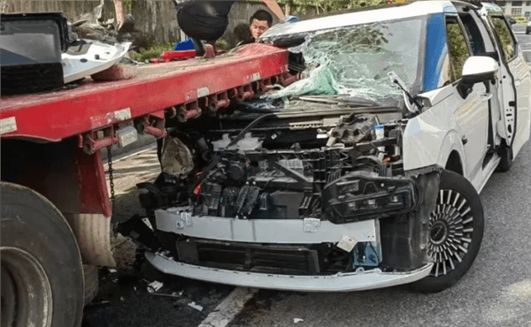 比亞迪騰勢D9追尾半掛車：A柱夠硬 撞彎貨車底板