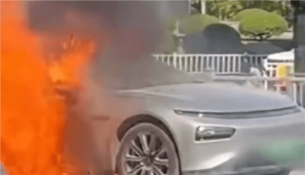 小鵬P7充電站起火：爆燃過程中發(fā)出巨響
