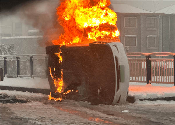 汽車運輸半掛車高速起火：一車特斯拉遭殃