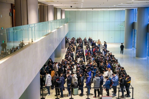 很多汽车媒体感叹,小米汽车发布会的入场人流活久见 图源:雷军微博 很多汽车媒体感叹,小米汽车发布会的入场人流活久见 图源:雷军微博