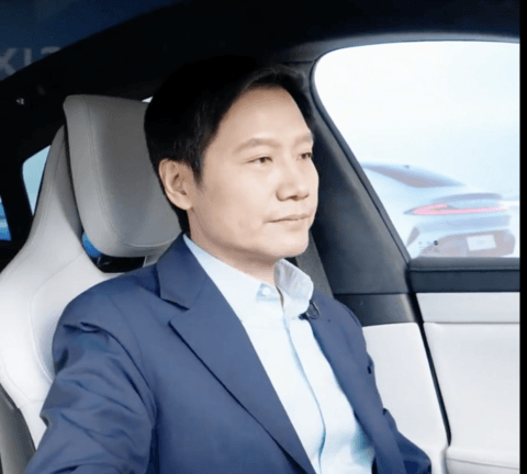 雷军体验小米汽车 图源:微博 雷军体验小米汽车 图源:微博
