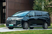 5.4米长的MPV除了配置和空间，还建议选四驱