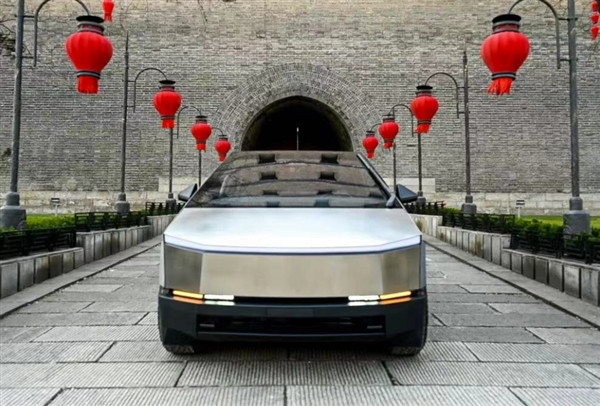 特斯拉Cybertruck現(xiàn)身西安：古城墻下拍照意外和諧