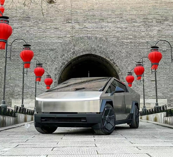 特斯拉Cybertruck現(xiàn)身西安：古城墻下拍照意外和諧