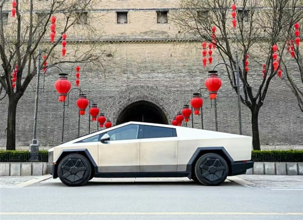 特斯拉Cybertruck現(xiàn)身西安：古城墻下拍照意外和諧