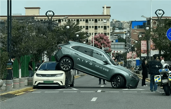 哪吒汽車CEO被前車女司機“追尾”：退后一步又被撞一次