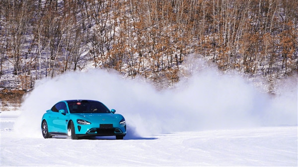 雷軍曬小米SU7黑河冬測實(shí)拍圖：雪地飛馳 顏值拉滿