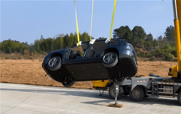 車身扭轉剛度超勞斯萊斯 零跑整活：拿C10高空蕩秋千