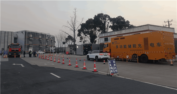 江蘇一高速服務(wù)區(qū)現(xiàn)蔚來專屬通道：新能源車主實(shí)名羨慕