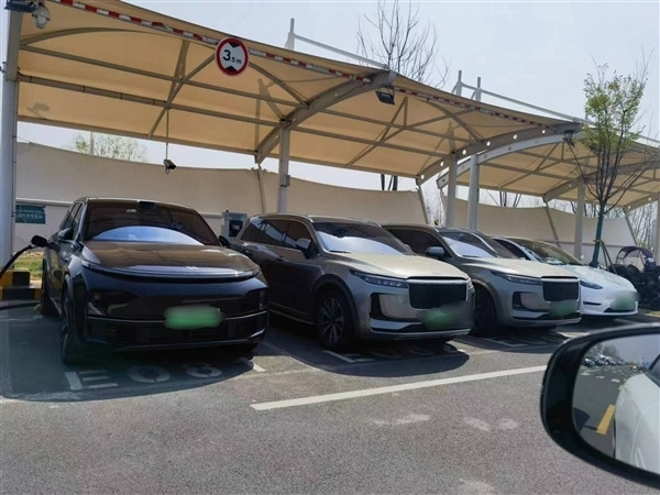 高速充電樁混動車占了一大半 電動車主吐槽：混動爹把快充干成了慢充