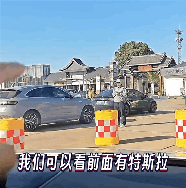 蔚來車主秀優(yōu)越：高速服務區(qū)充電樁都在排隊 蔚來3分鐘換完電