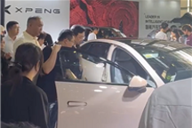 小鹏M0NA M03卖爆后：比亚迪王传福车展现场看车
