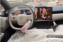 一车主开启自动驾驶后竟直接躺下！极氪关海涛：非常不鼓励