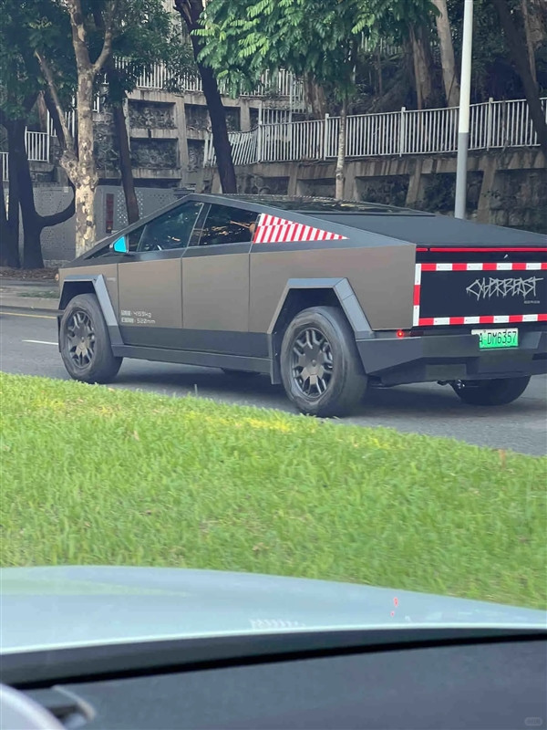 國內(nèi)唯一上牌特斯拉賽博皮卡再現(xiàn)身：車身已噴字貼反光條