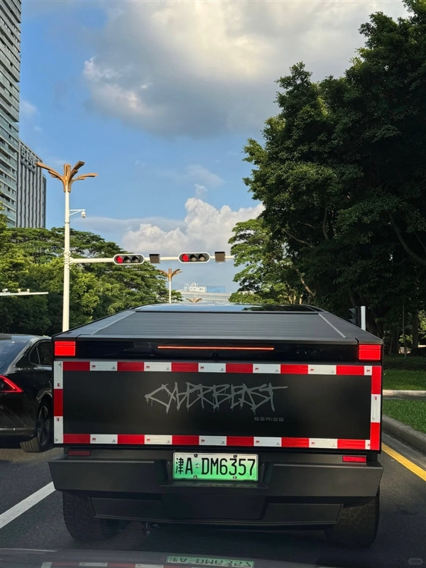 國內(nèi)唯一上牌特斯拉賽博皮卡再現(xiàn)身：車身已噴字貼反光條