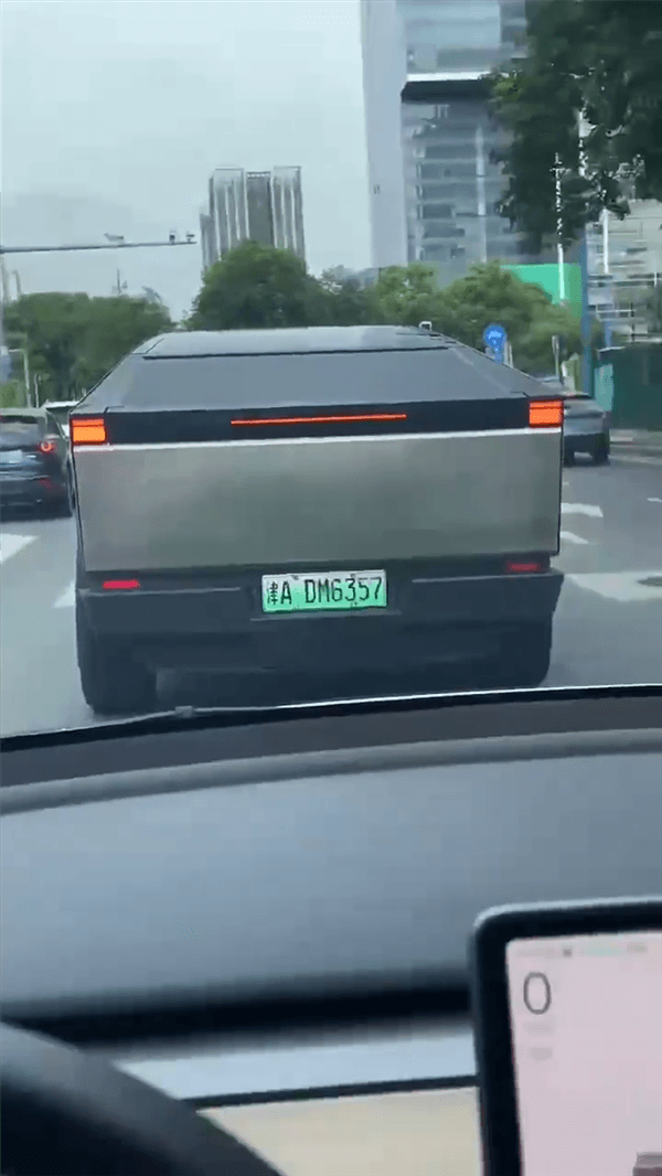 國內(nèi)唯一上牌特斯拉賽博皮卡再現(xiàn)身：車身已噴字貼反光條