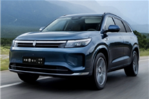 高速上被吉利星越突然别车 问界M7侧向防碰救下车主一家人