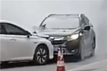 车主驾车顶住闹市失控车辆获点赞！阿里宣布奖励1万元