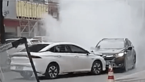 湖北車主駕車頂住鬧市失控車輛獲點(diǎn)贊！阿里公益宣布獎(jiǎng)勵(lì)1萬(wàn)元