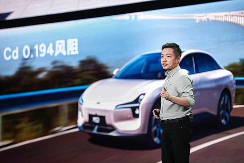 何小鹏回应Robotaxi业务进展,称计划2026年正式推出