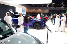 AI汽车机器人极越01亮相迪拜,引领中东智能出行新风尚