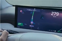 男子单手开智己电动车高速狂飙279km/h：并用手机录下证据
