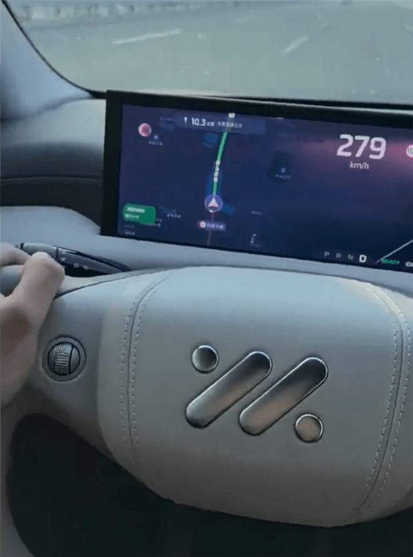 男子單手開智己電動車高速狂飆279km/h：并用手機錄下證據