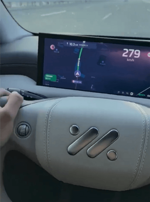 男子单手开智己电动车高速狂飙279km/h：并用手机录下证据
