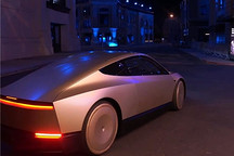 特斯拉上場，Robotaxi又行了？