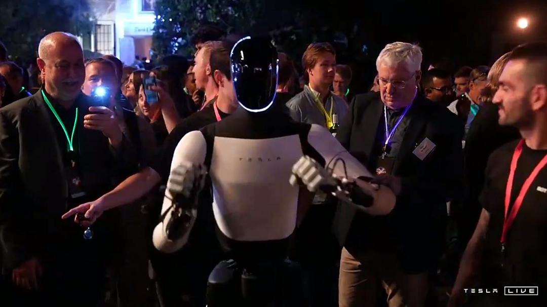 特斯拉上場，Robotaxi又行了？