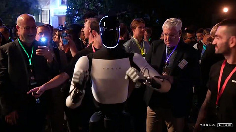 特斯拉上场,Robotaxi又行了?