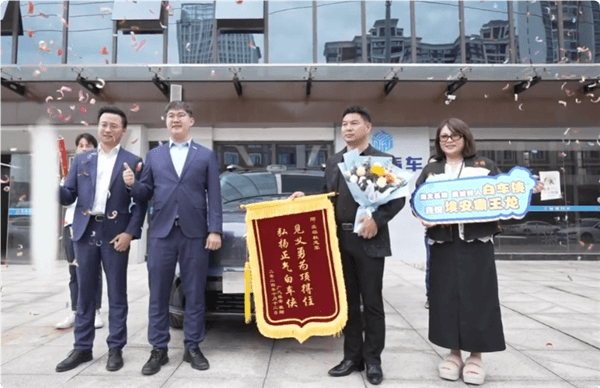 鬧市死死頂住失控車輛！廣汽埃安現場贈送“白車俠”新車霸王龍