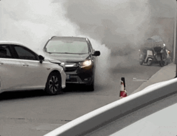 鬧市死死頂住失控車輛！廣汽埃安現場贈送“白車俠”新車霸王龍