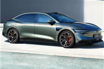 夜间行人带小孩横穿马路 极氪AEB自动刹停！车主：车买值了