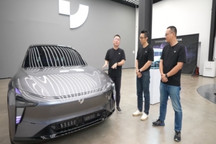極越純視覺智駕正面迎戰FSD