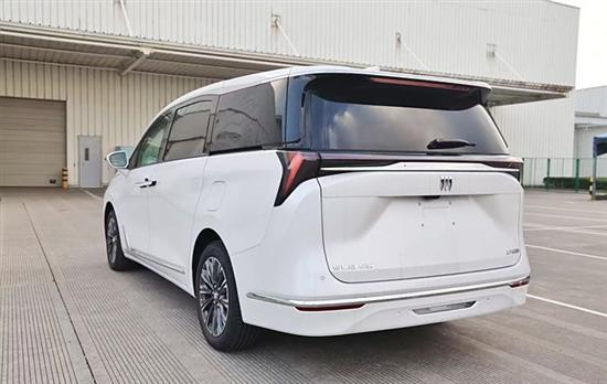 全新家族設計 別克GL8陸尊燃油版實車曝光