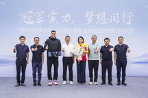全新嵐圖夢(mèng)想家交付奧運(yùn)冠軍趙蕓蕾洪煒夫婦