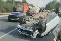 特斯拉Model 3高速上失控：一路橫沖直撞 前車奔馳被頂翻