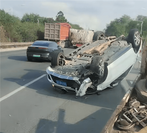 特斯拉Model 3高速上失控：一路橫沖直撞 前車奔馳被頂翻