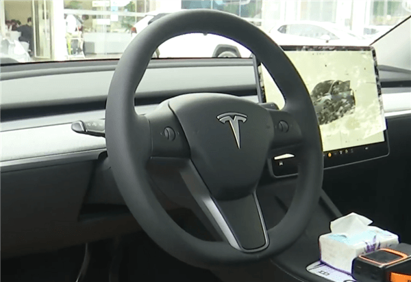 特斯拉Model Y新車會(huì)跑偏 售后：建議等自適應(yīng)