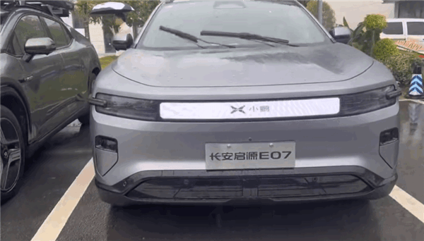 長安啟源E07屏幕前臉高級玩法：車標(biāo)可隨便換成小米、勞斯萊斯、法拉利
