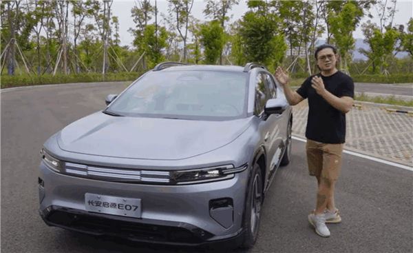 一車能當三車用！長安啟源E07實車展示：轎車、SUV、皮卡三合一