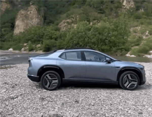 一車能當三車用！長安啟源E07實車展示：轎車、SUV、皮卡三合一