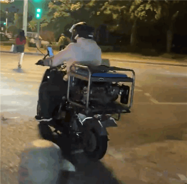 大神自制新能源增程式兩輪電動車：后座背了臺燃油發(fā)電機