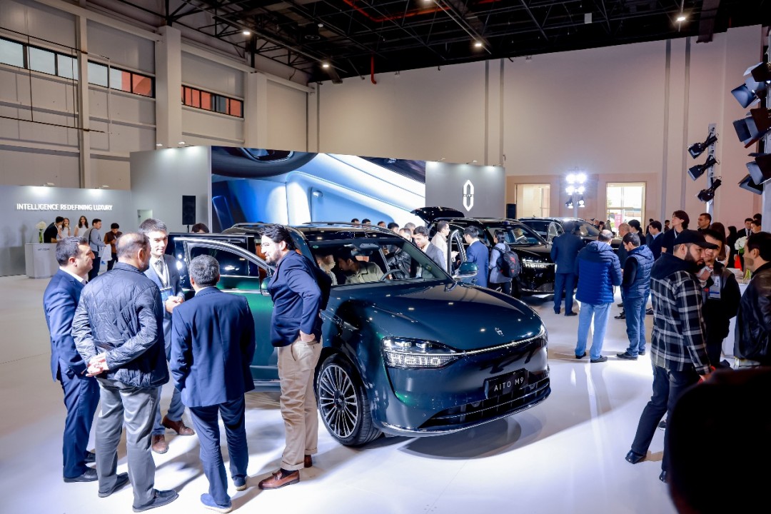 问界M9：全景智慧旗舰SUV，50万元级豪华车市场新霸主